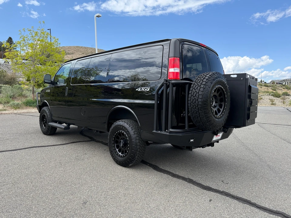 2024 GMC Savana - Image 8 of 31