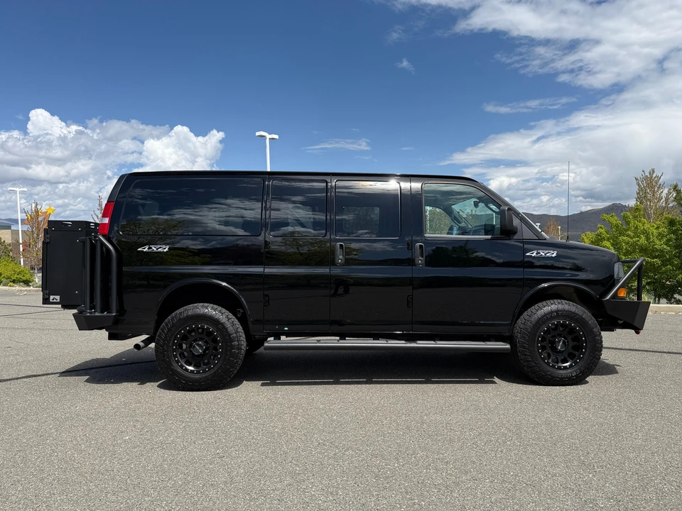 2024 GMC Savana - Image 10 of 31