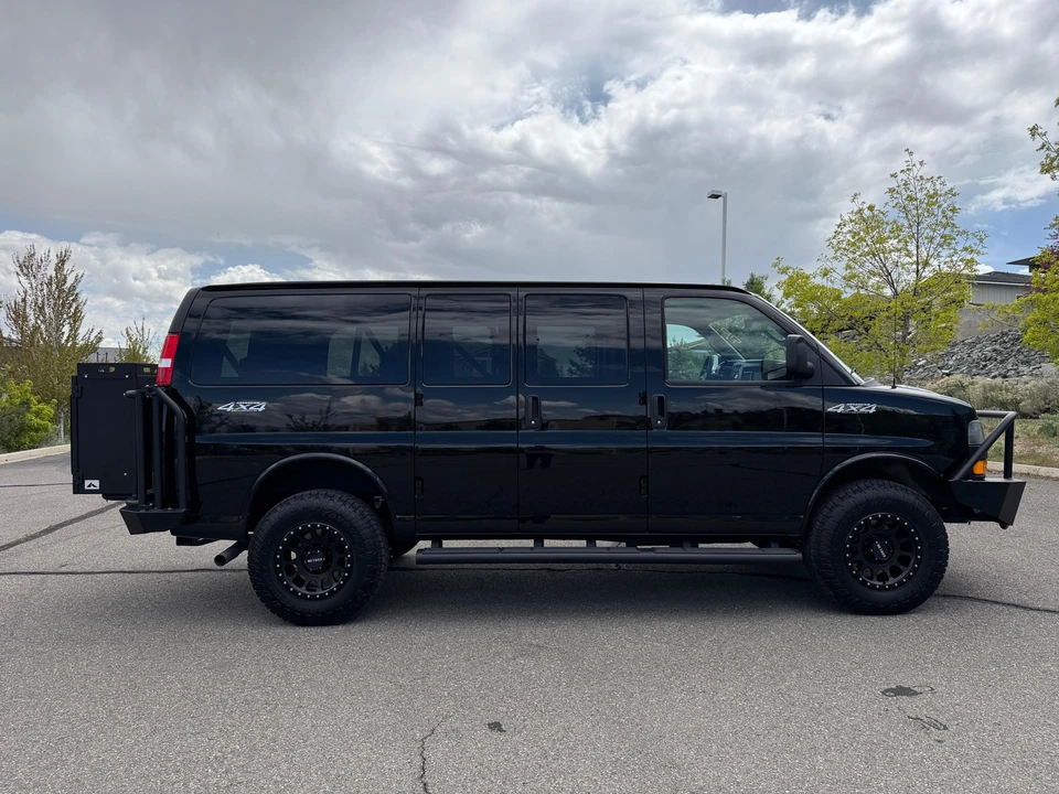 2024 GMC Savana - Image 11 of 31