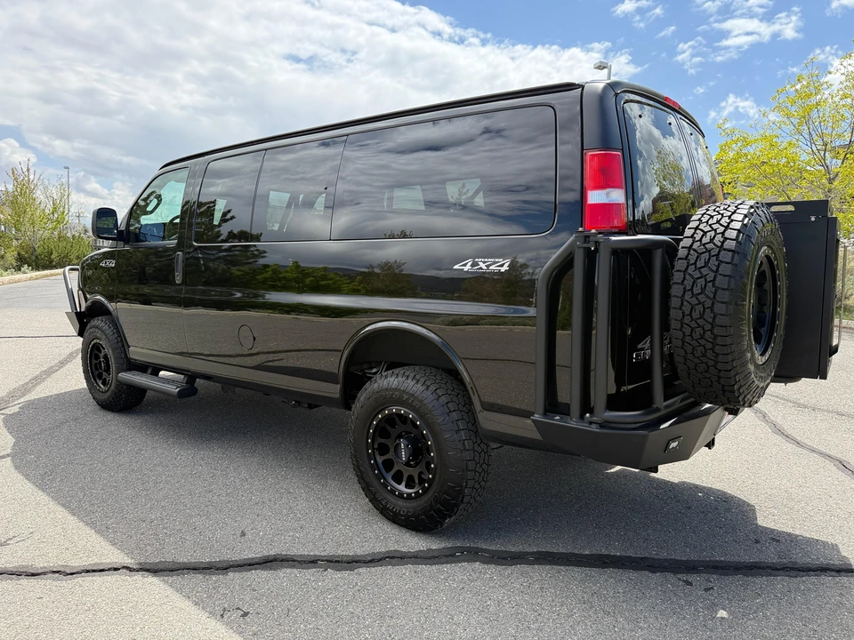2024 GMC Savana - Image 9 of 31