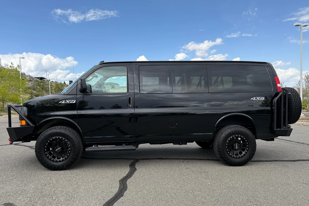 2024 GMC Savana - Image 3 of 31