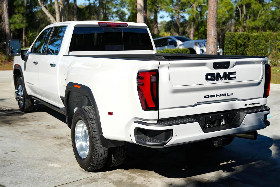 2024 GMC Sierra Heavy Duty 5th Gen - Image 4 of 31