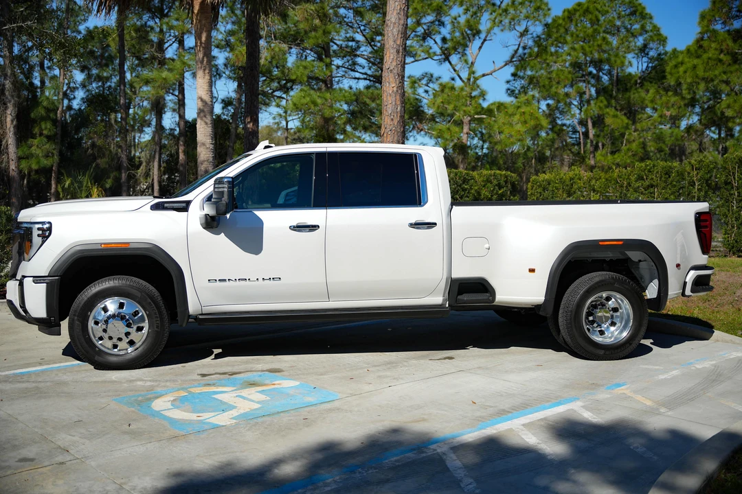 2024 GMC Sierra Heavy Duty 5th Gen - Image 8 of 31