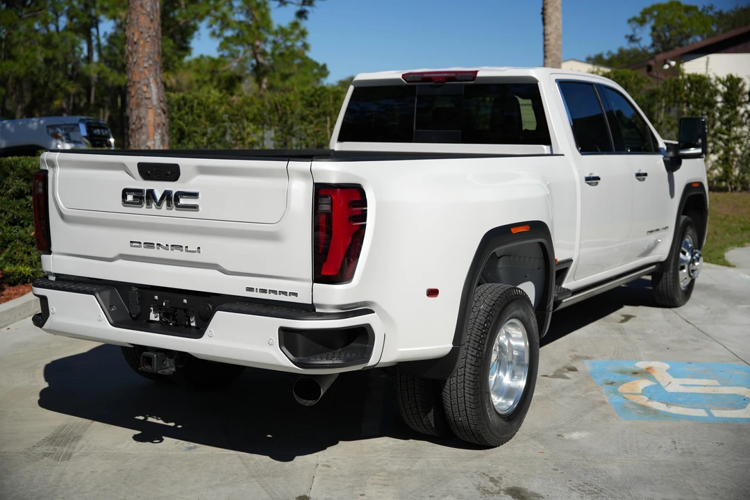 2024 GMC Sierra Heavy Duty 5th Gen - Image 11 of 31