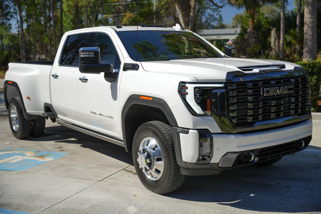 2024 GMC Sierra Heavy Duty 5th Gen - Image 13 of 31