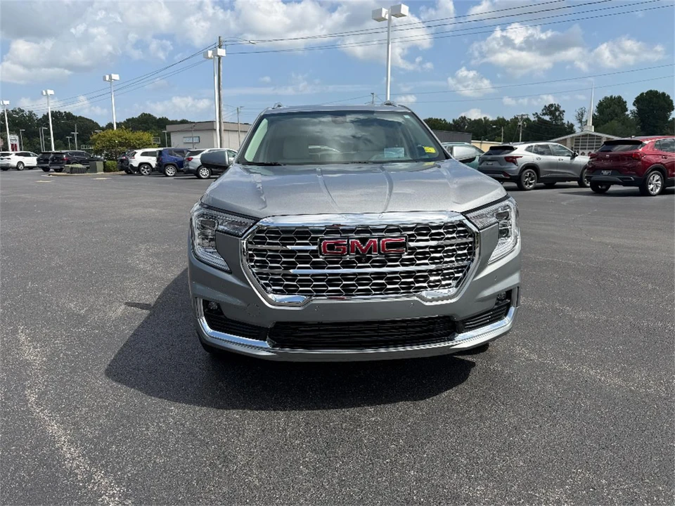 2024 GMC Terrain - Image 2 of 31