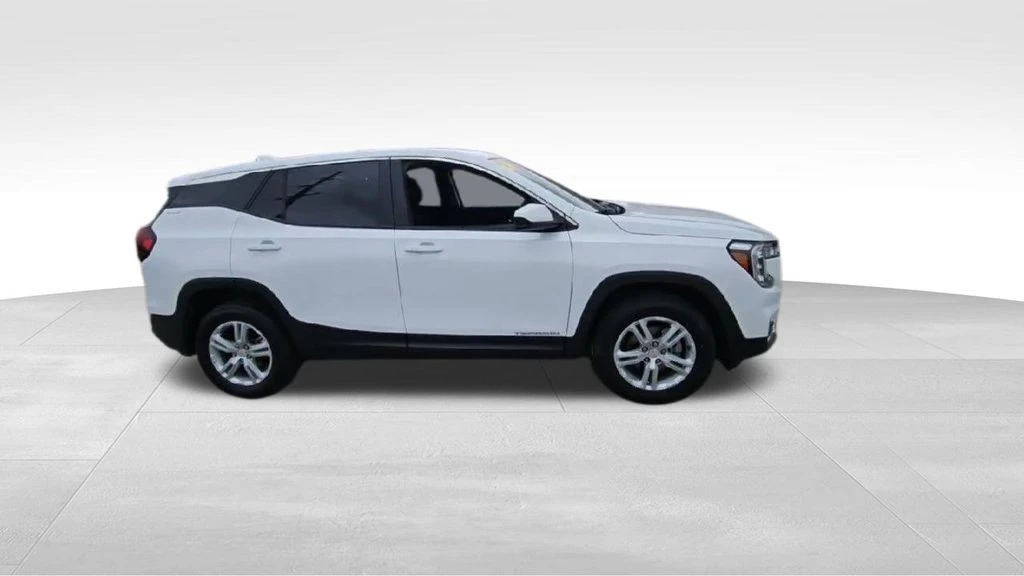 2024 GMC Terrain - Image 9 of 12