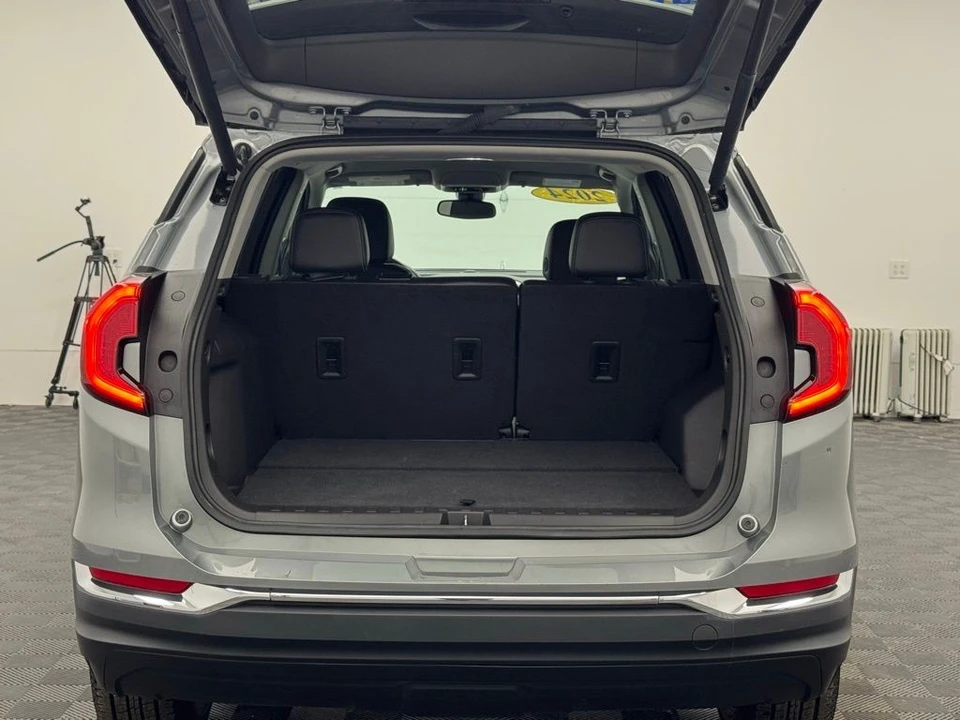 2024 GMC Terrain - Image 9 of 12