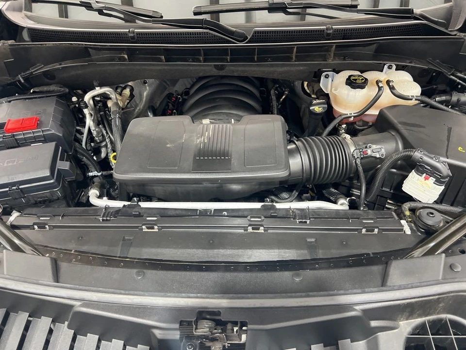 2024 GMC Yukon 5th Gen - Image 27 of 31