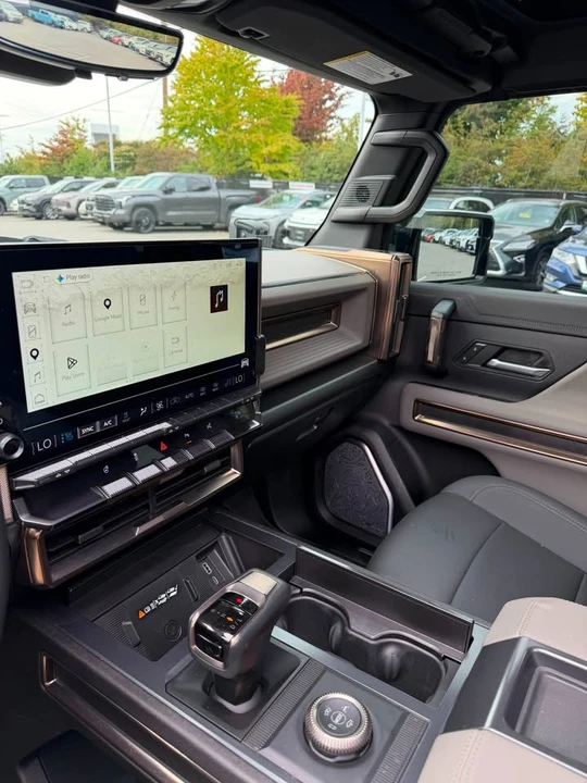 2024 GMC Hummer EV - Image 9 of 10