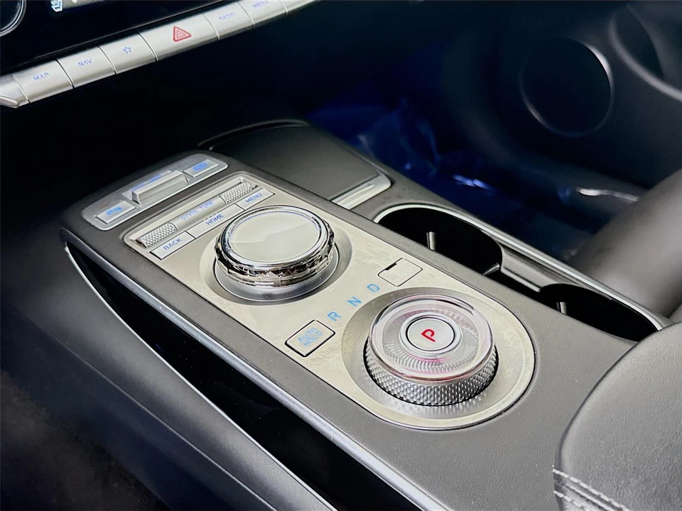 2024 Genesis GV70 - Image 14 of 21