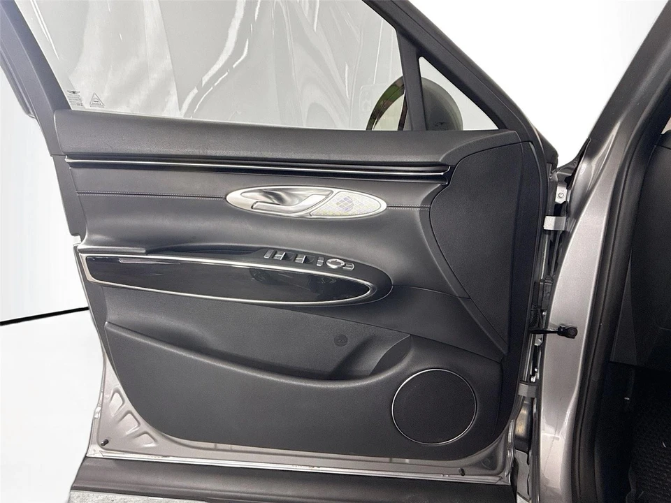 2024 Genesis GV70 - Image 17 of 21