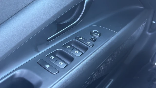 2024 Hyundai Elantra - Image 11 of 31