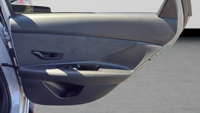 2024 Hyundai Elantra - Image 25 of 31