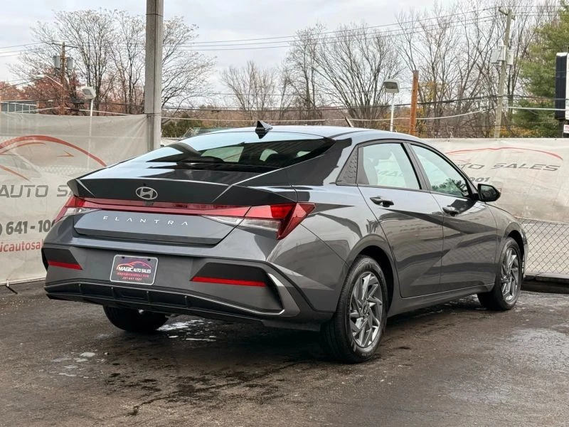 2024 Hyundai Elantra - Image 9 of 12