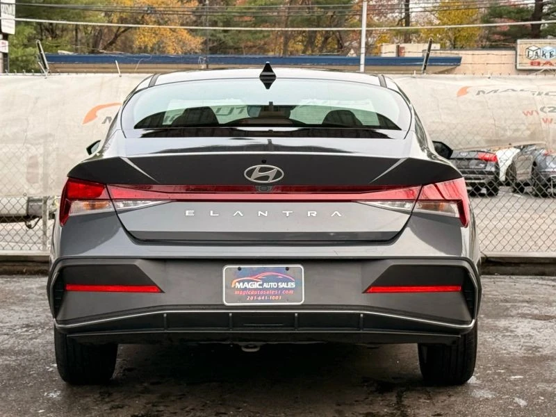 2024 Hyundai Elantra - Image 10 of 12