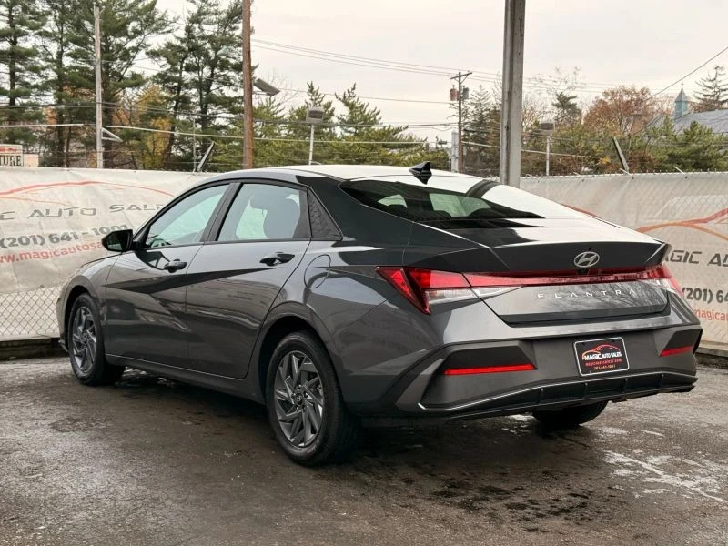 2024 Hyundai Elantra - Image 11 of 12