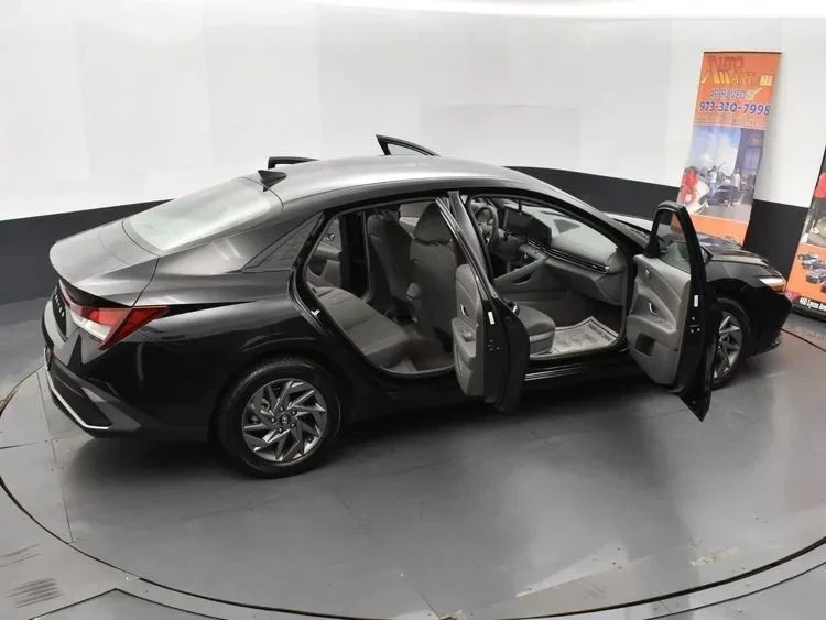2024 Hyundai Elantra - Image 6 of 12