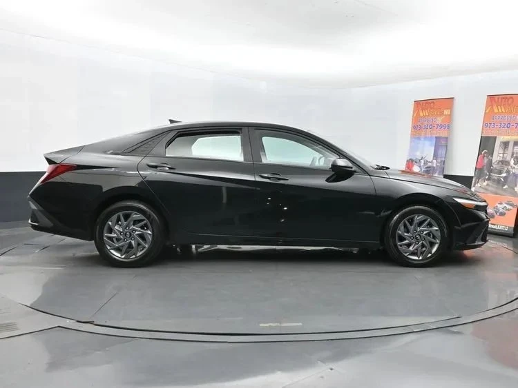 2024 Hyundai Elantra - Image 4 of 12