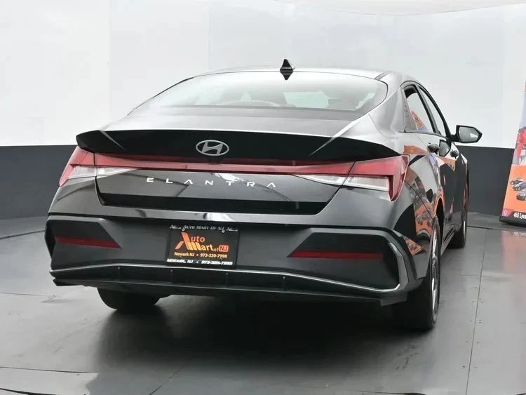 2024 Hyundai Elantra - Image 8 of 12