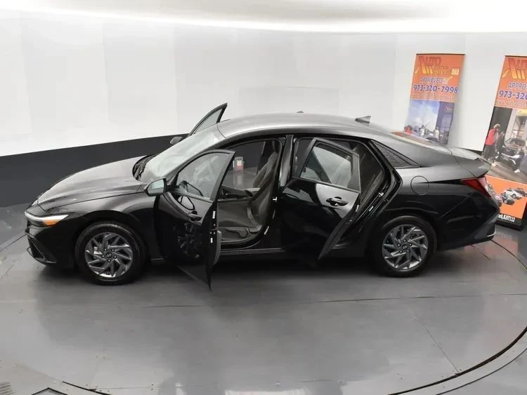 2024 Hyundai Elantra - Image 7 of 12