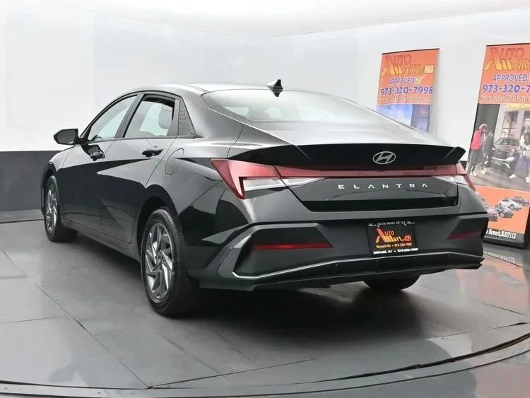 2024 Hyundai Elantra - Image 9 of 12
