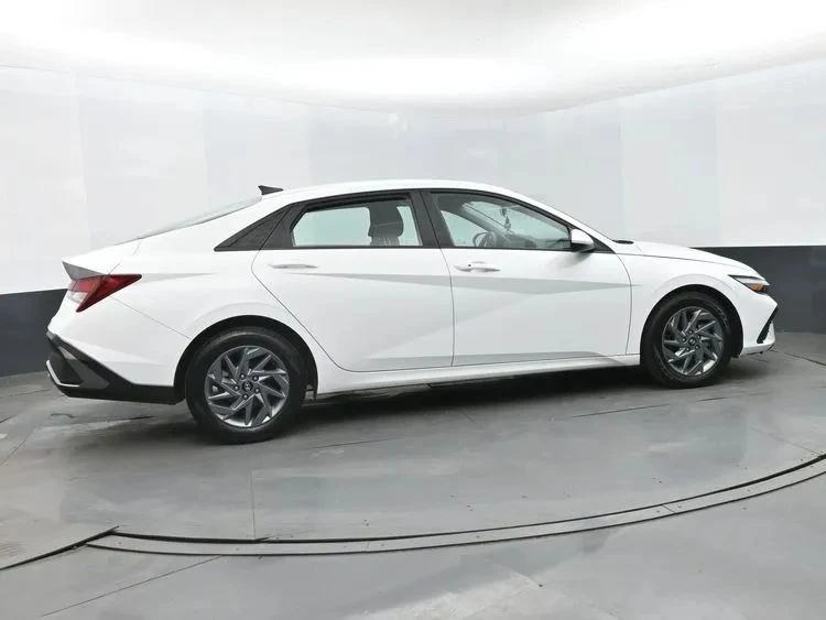 2024 Hyundai Elantra - Image 4 of 12