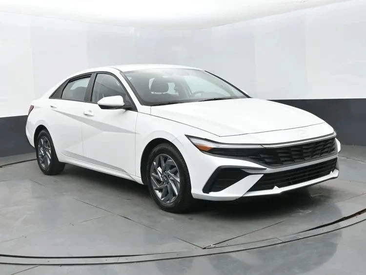 2024 Hyundai Elantra - Image 2 of 12