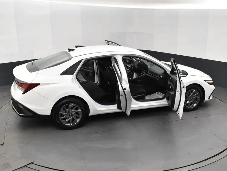 2024 Hyundai Elantra - Image 6 of 12