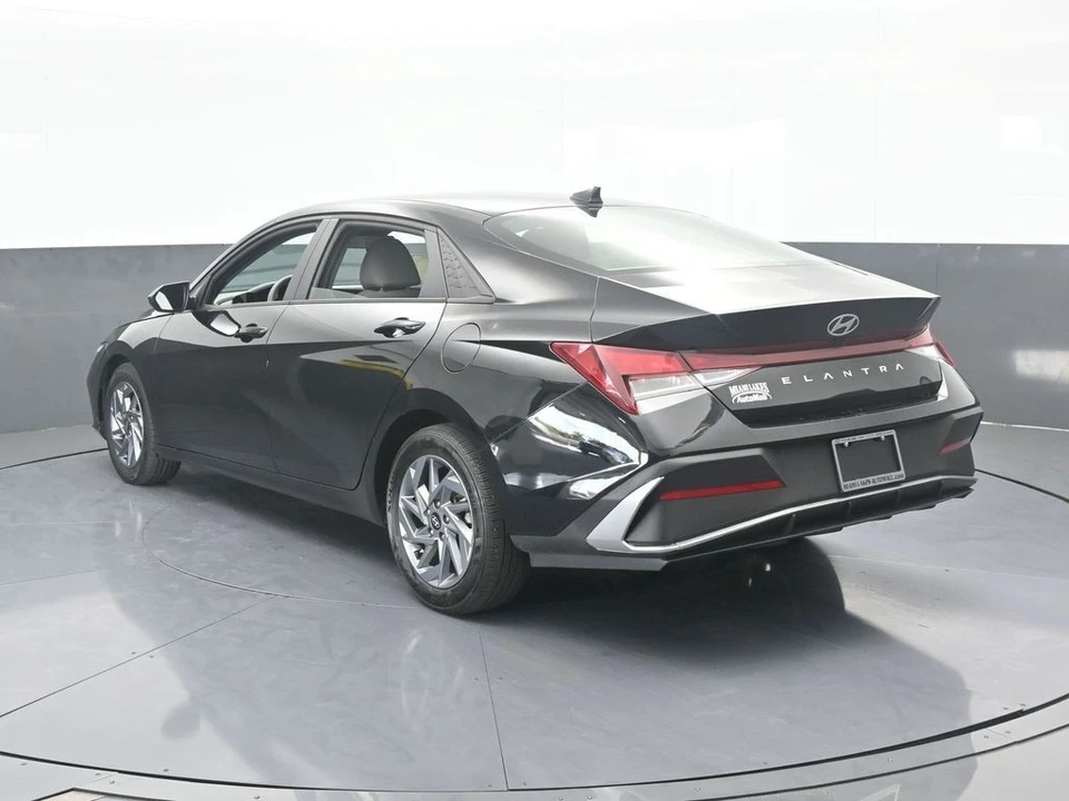 2024 Hyundai Elantra - Image 4 of 12