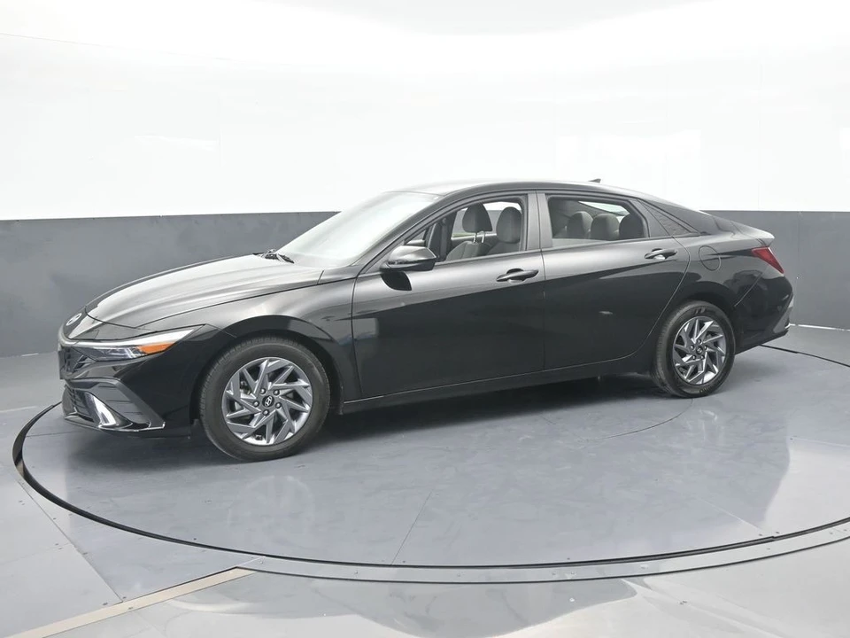 2024 Hyundai Elantra - Image 2 of 12