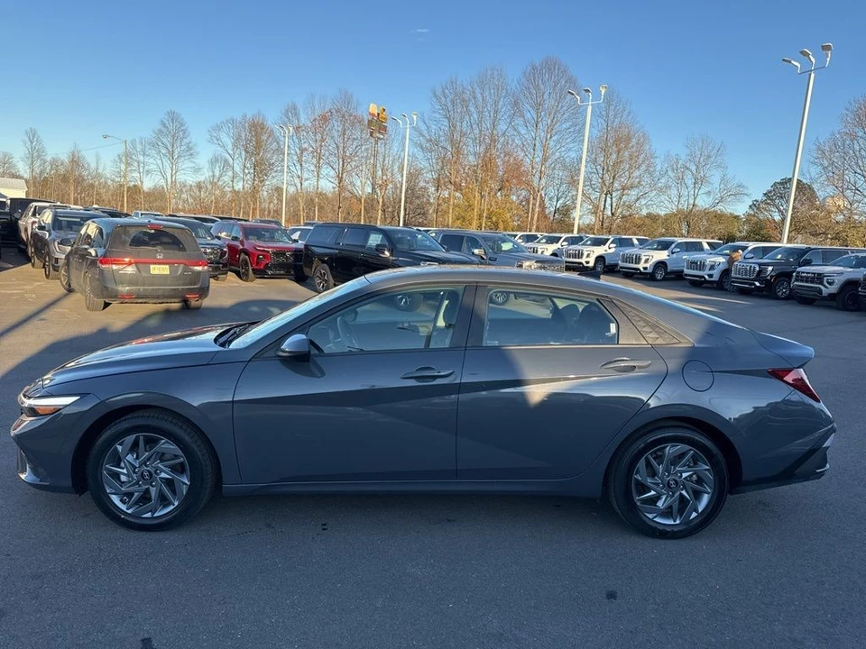 2024 Hyundai Elantra - Image 2 of 12