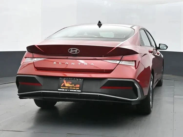 2024 Hyundai Elantra - Image 8 of 12