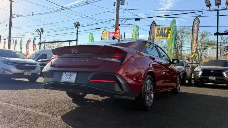 2024 Hyundai Elantra - Image 9 of 12