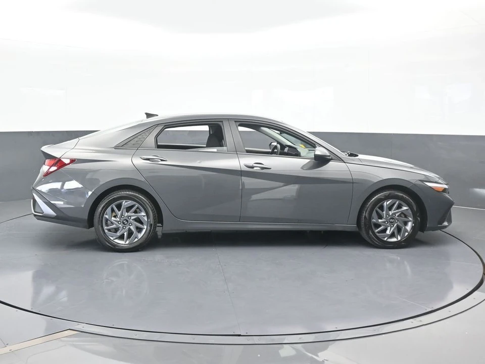 2024 Hyundai Elantra - Image 7 of 12