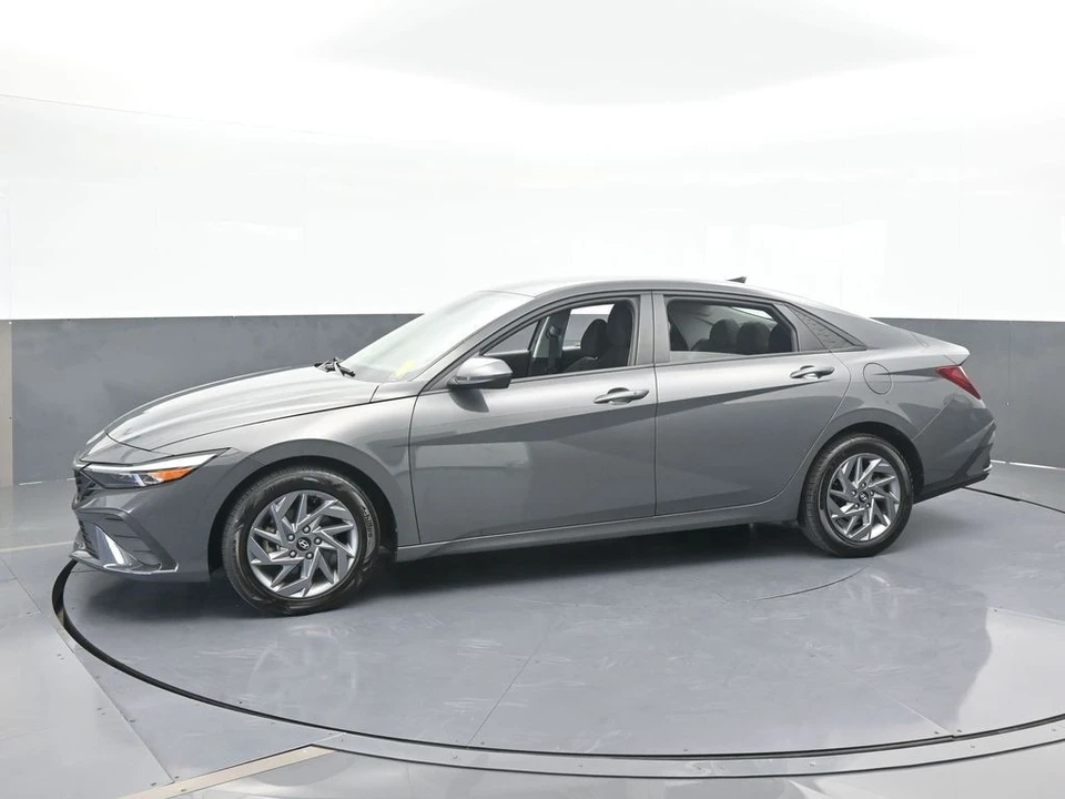 2024 Hyundai Elantra - Image 2 of 12