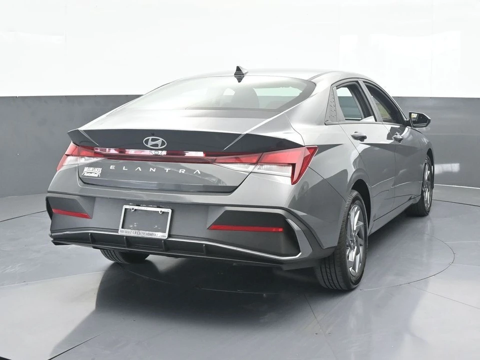 2024 Hyundai Elantra - Image 5 of 12