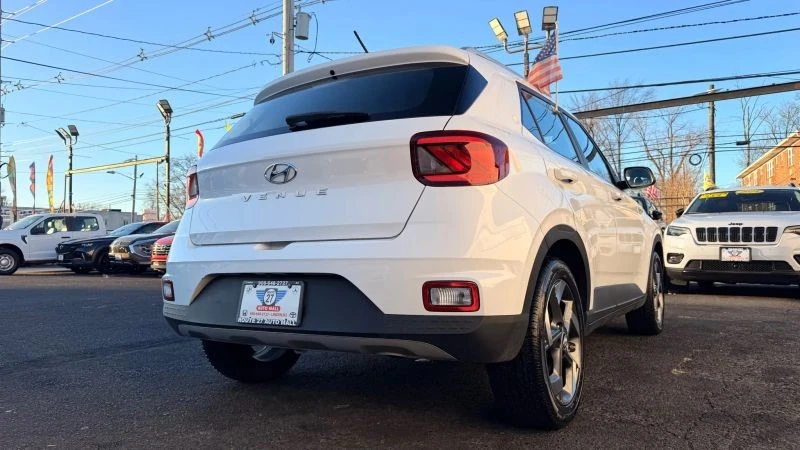 2024 Hyundai Venue - Image 9 of 12