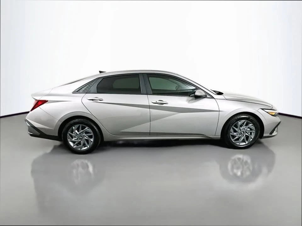 2024 Hyundai Elantra - Image 2 of 16