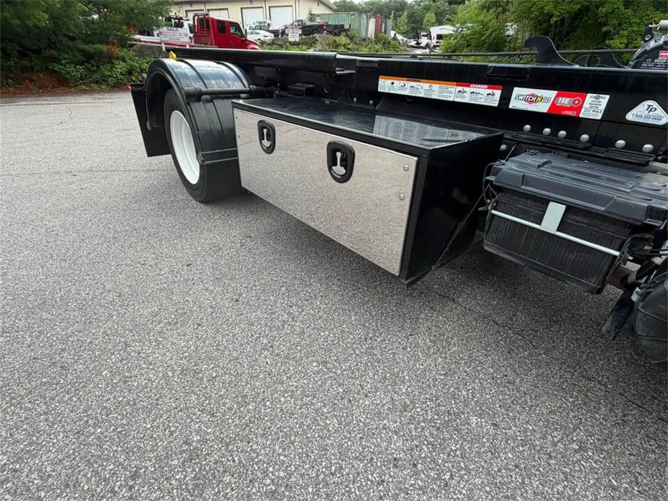2024 Isuzu Elf - Image 18 of 23