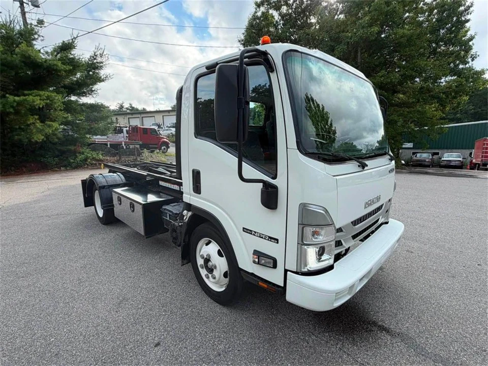 2024 Isuzu Elf - Image 15 of 23