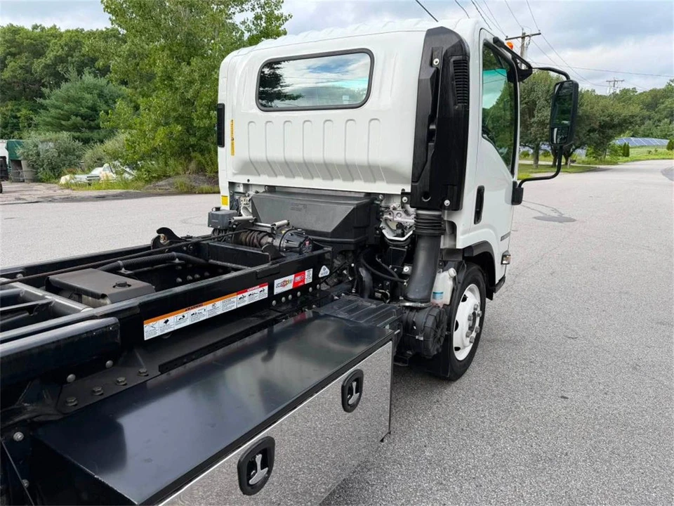 2024 Isuzu Elf - Image 12 of 23