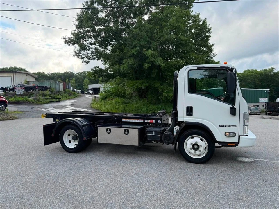 2024 Isuzu Elf - Image 9 of 23