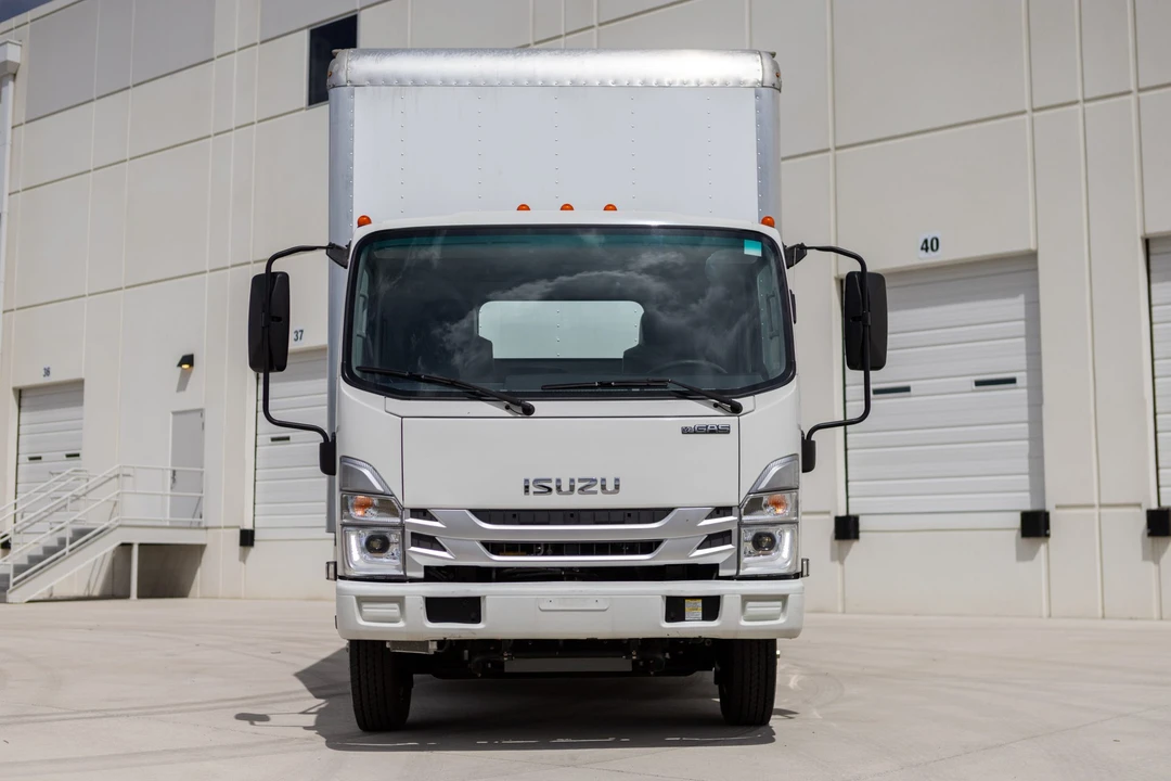 2024 Isuzu Elf - Image 12 of 31