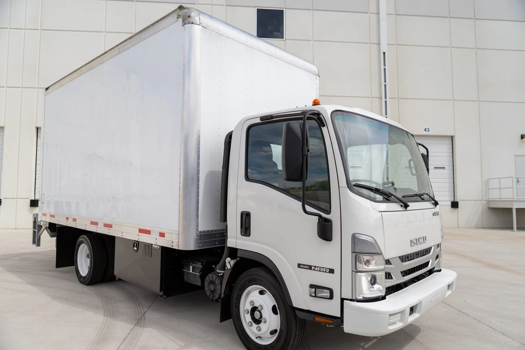 2024 Isuzu Elf - Image 11 of 31
