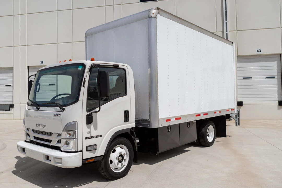 2024 Isuzu Elf - Image 2 of 31