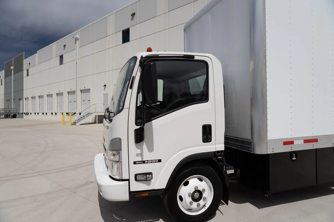 2024 Isuzu Elf - Image 13 of 31
