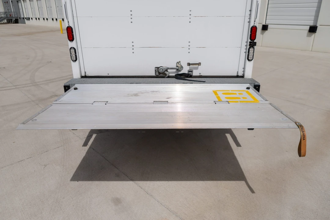 2024 Isuzu Elf - Image 29 of 31