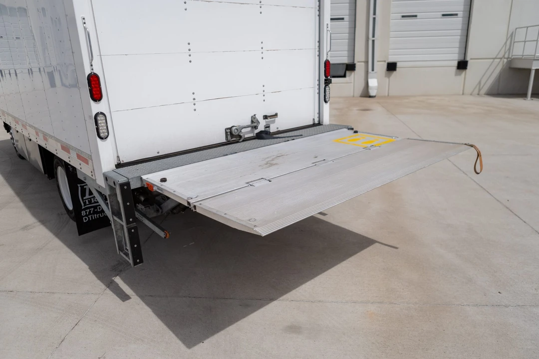 2024 Isuzu Elf - Image 24 of 31