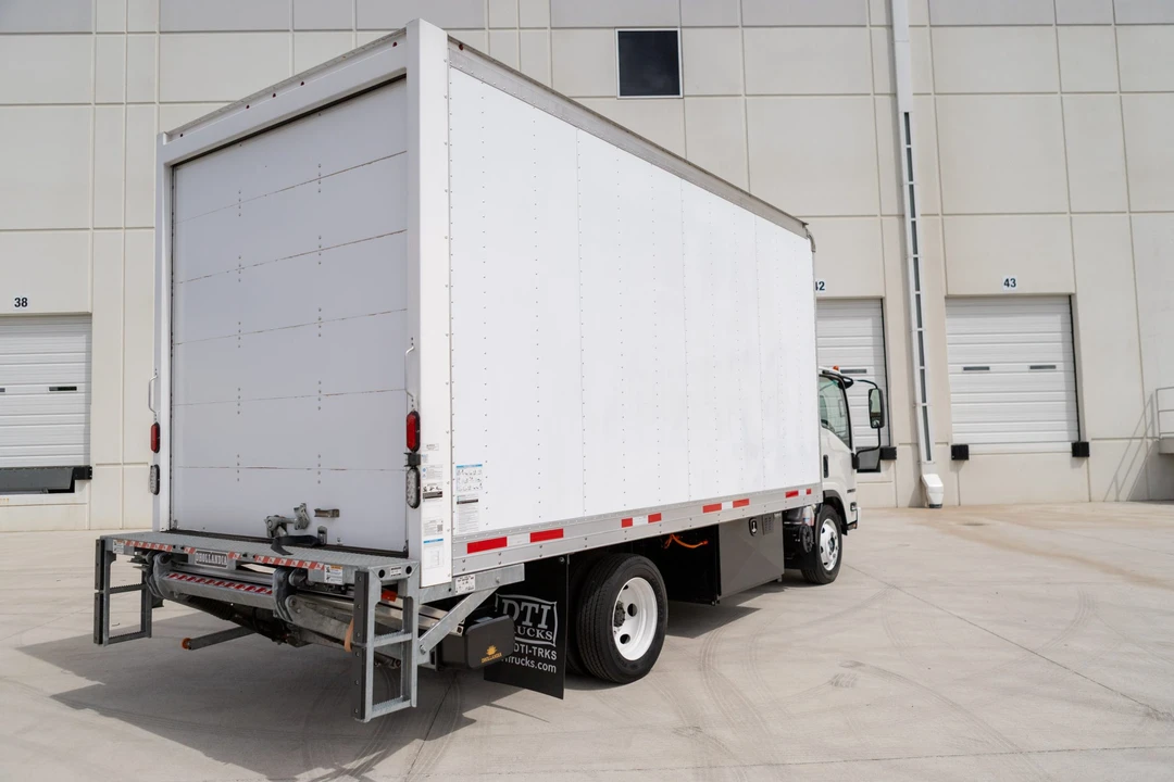 2024 Isuzu Elf - Image 8 of 31